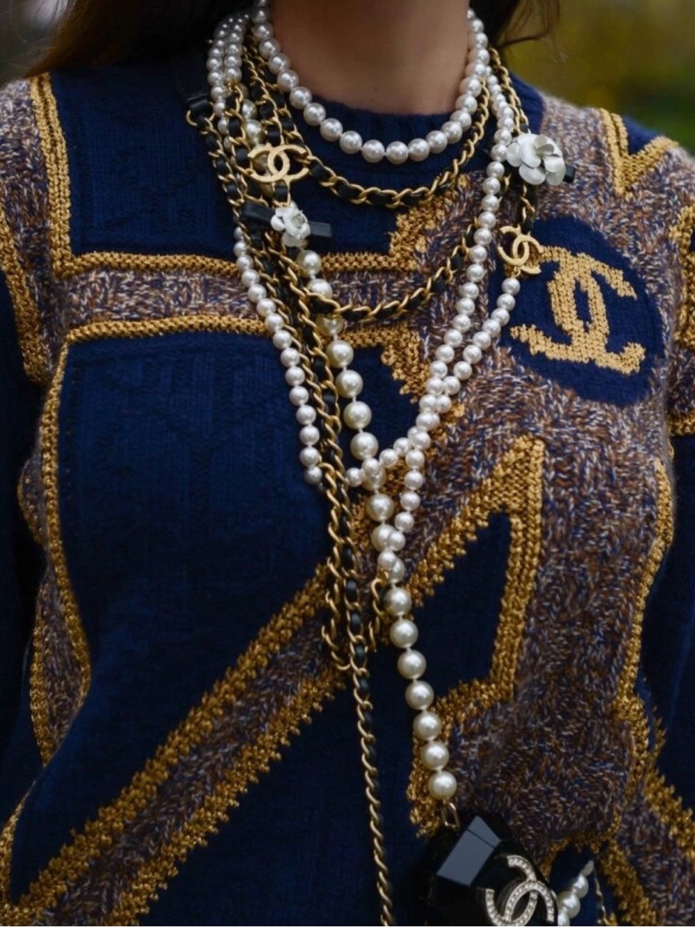 CHANEL Navy & Gold Cable-Knit Crewneck Sweater - Picture 5 of 11